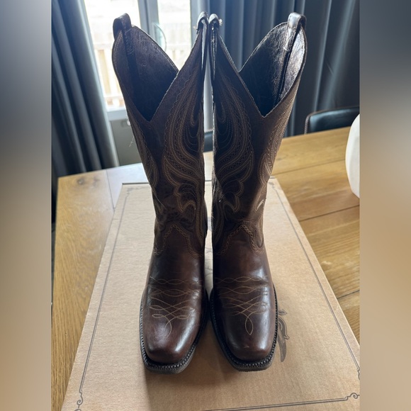 Women’s Lively Western Ariat Boots - Picture 2 of 9